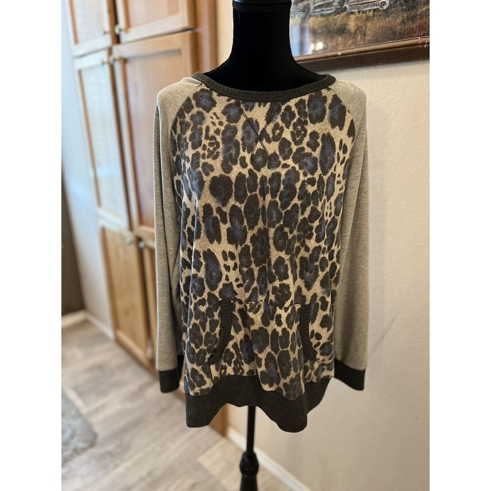 White Birch Size Large Light Weight Long Sleeve Animal Print Sweater
